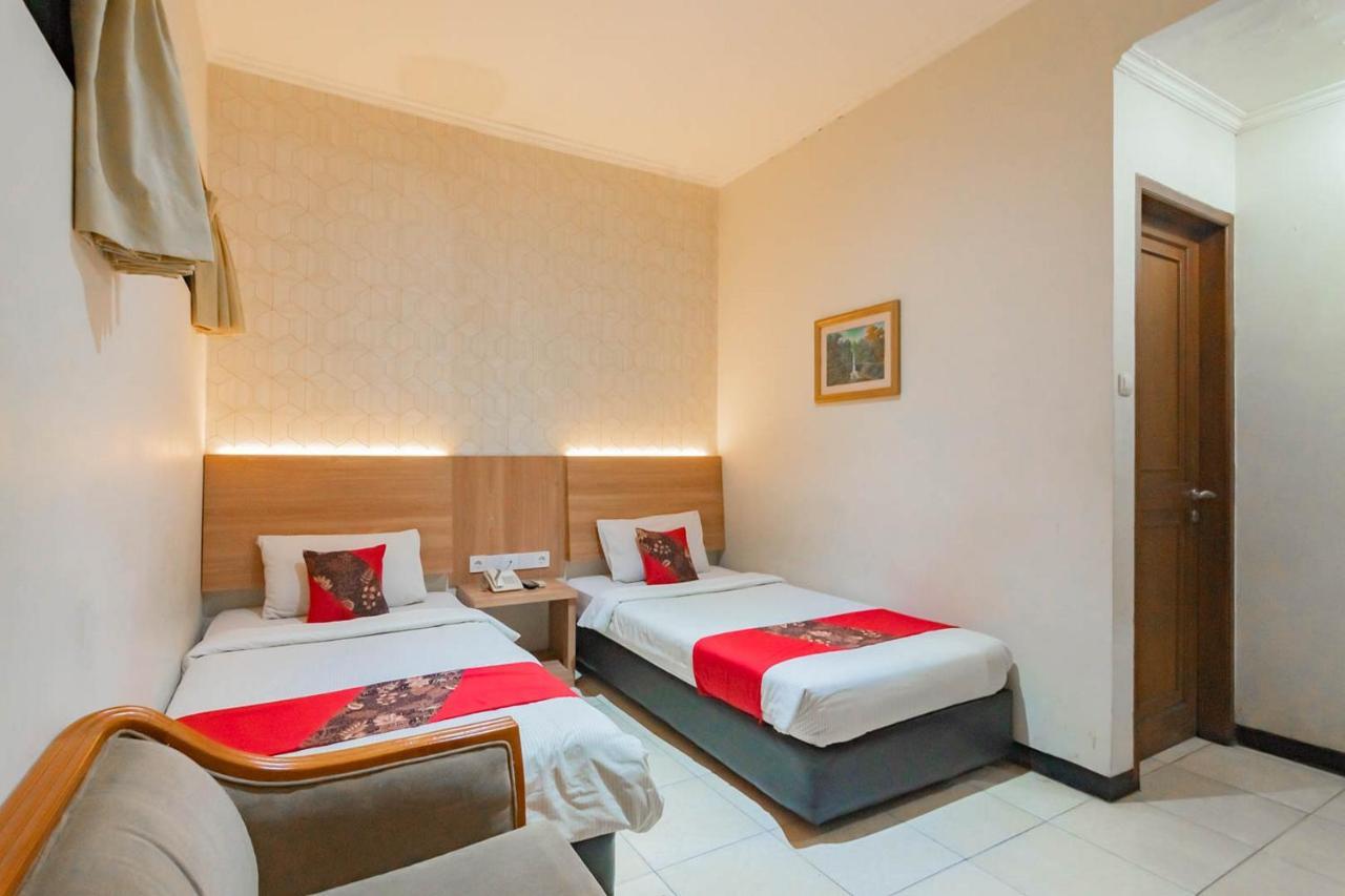 Cihampelas Hotel 2 Mitra Reddoorz 万隆 外观 照片